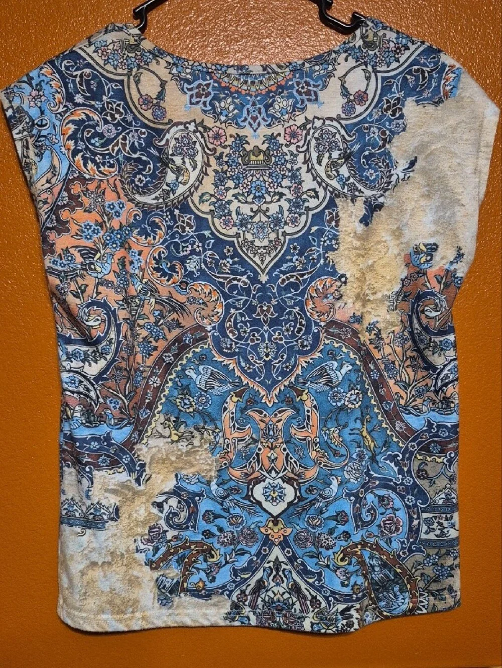Source Unknown Blue & Peach Paisley V-Neck Tee